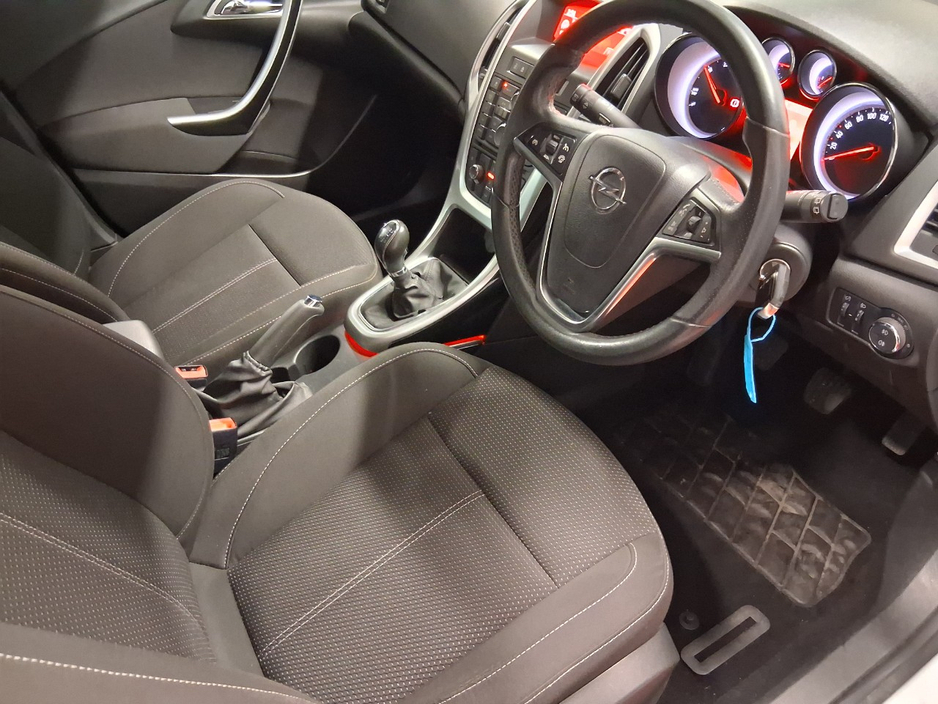 2014 Opel Astra - image 7