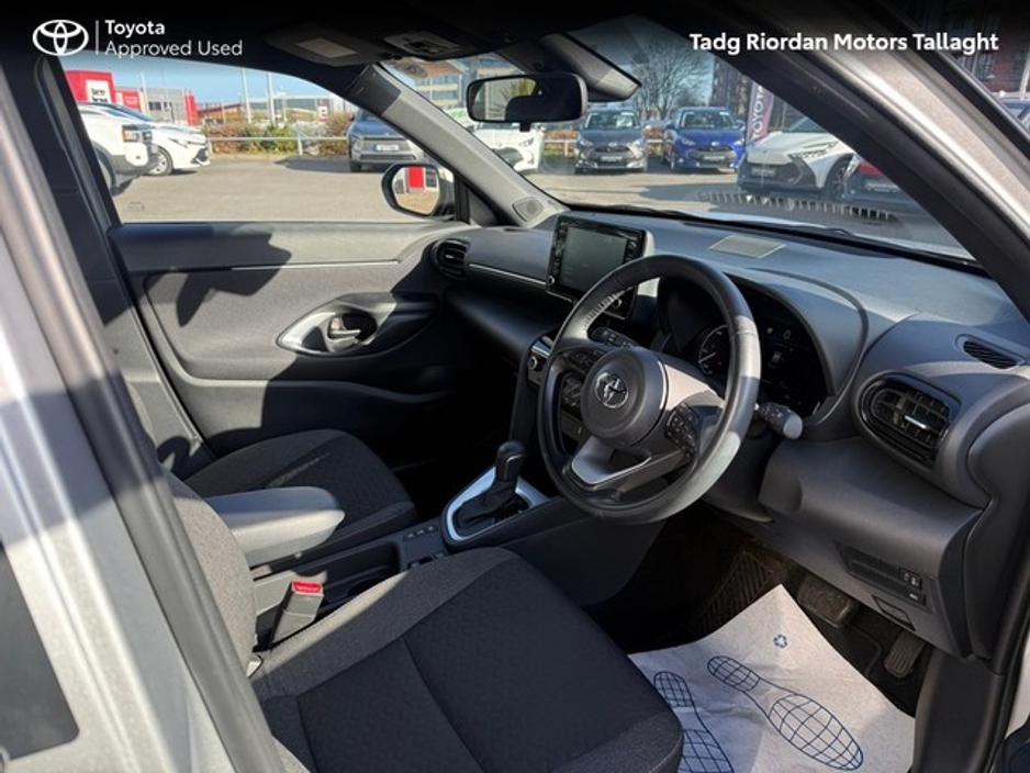 2023 Toyota Yaris Cross - image 10