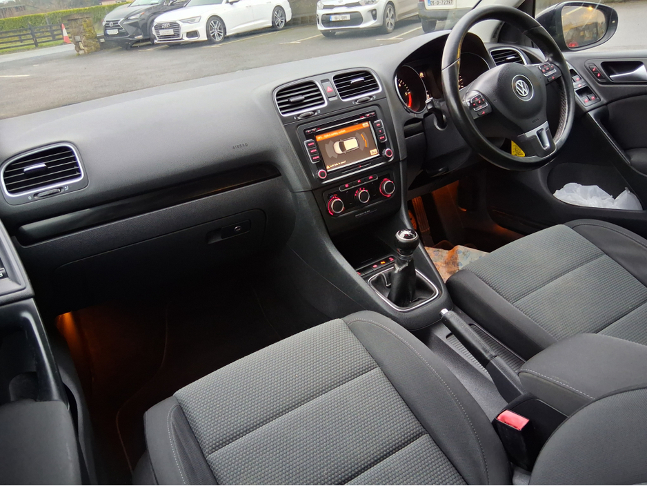 2011 Volkswagen Golf - image 3