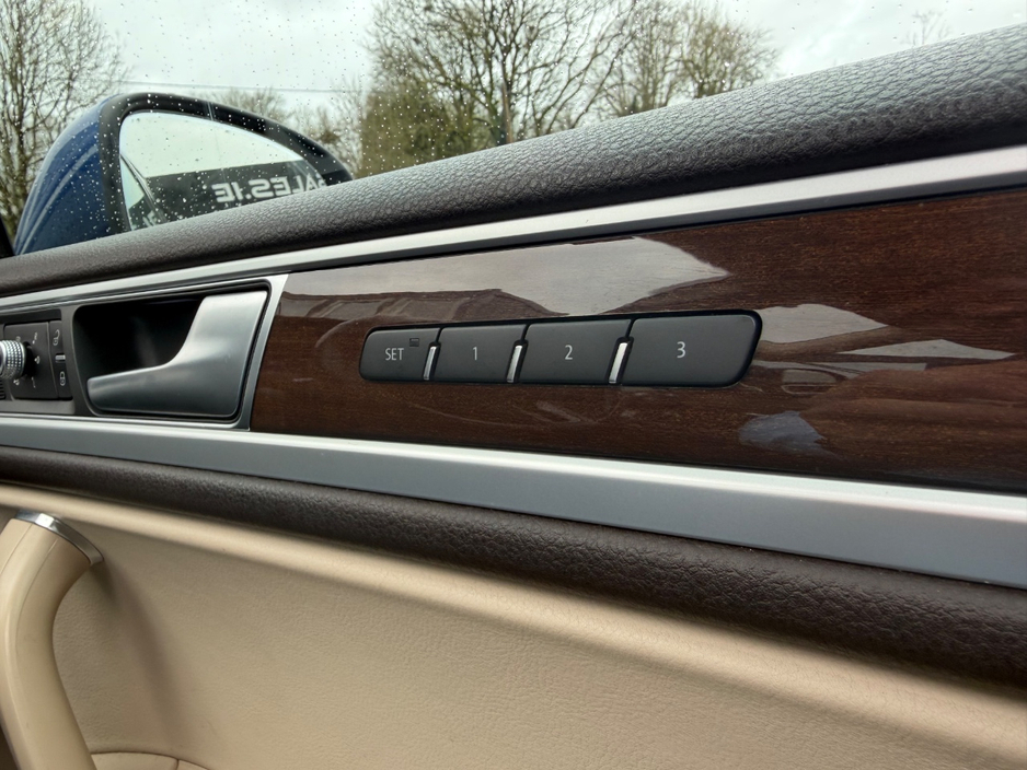 2018 Volkswagen Touareg - image 27