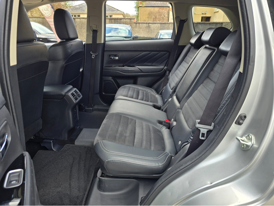 2019 Mitsubishi Outlander - image 13