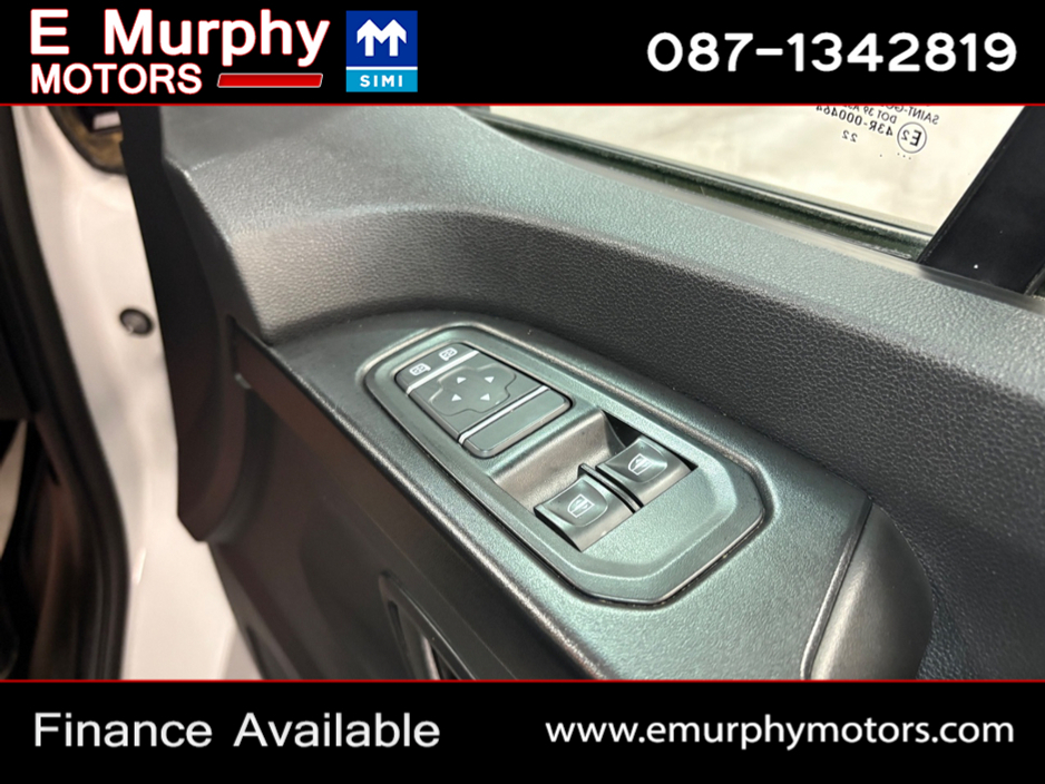 2022 Renault Trafic - image 18