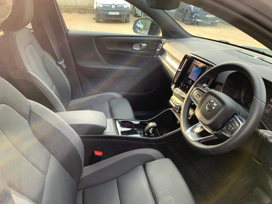 2025 Volvo EX40 - image 21