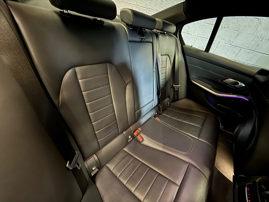 2022 BMW 3 Series - image 7