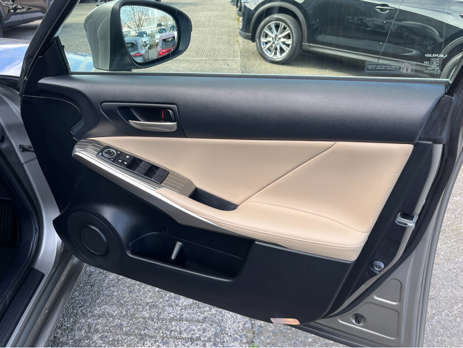 2018 Lexus IS 300 h - image 12