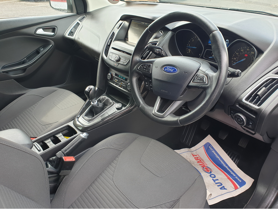 2016 Ford Focus - image 9