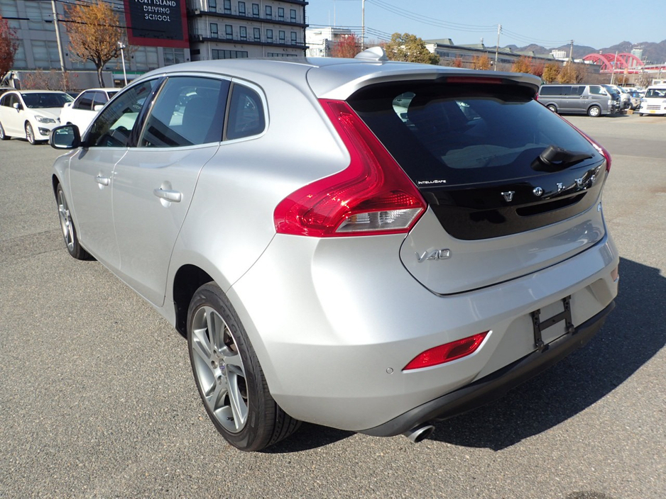 2016 Volvo V40 - image 4