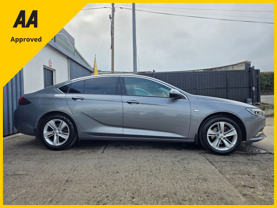 2019 Opel Insignia - image 8