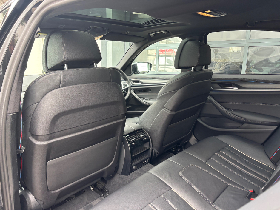 2022 BMW 5 Series - image 17