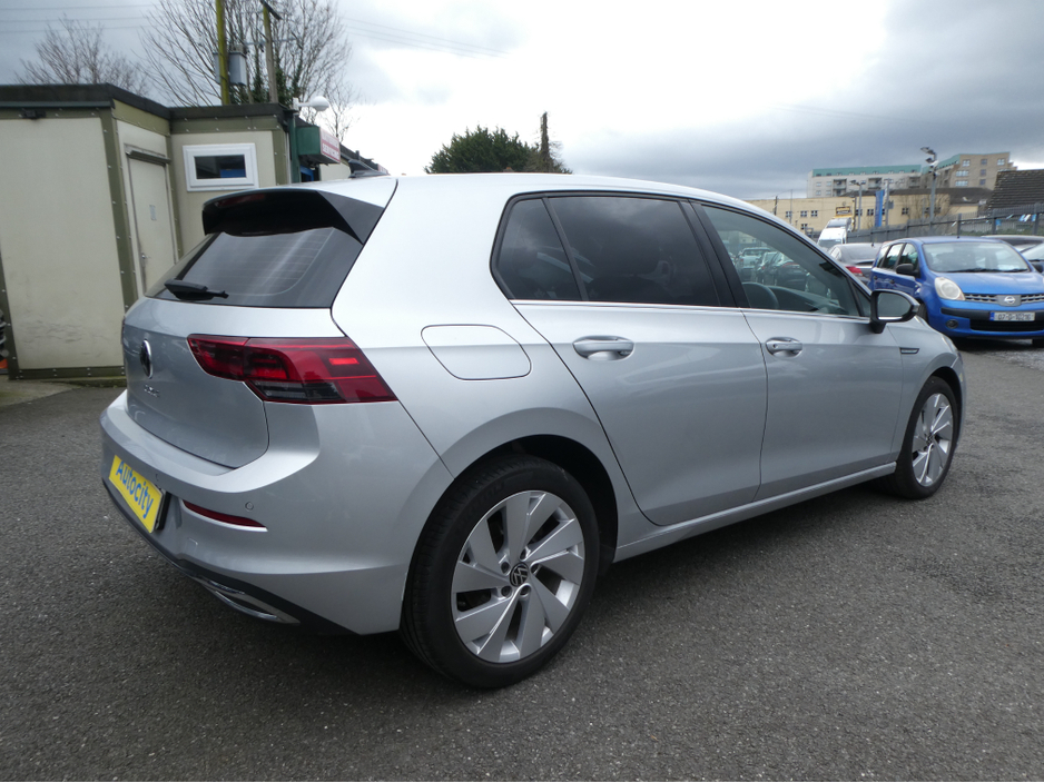 2022 Volkswagen Golf - image 9