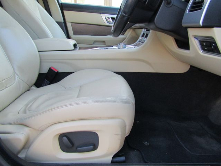 2014 Jaguar XF - image 16