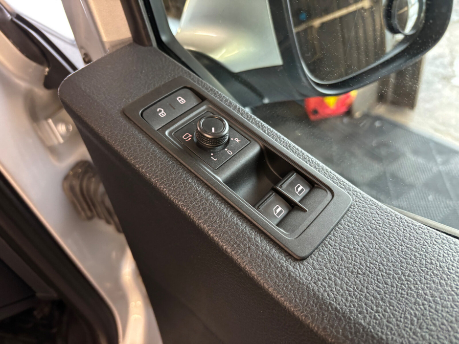 2019 Volkswagen Transporter Shuttle - image 10