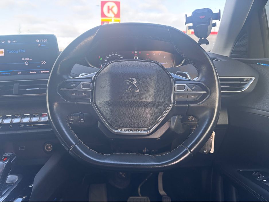 2018 Peugeot 3008 - image 8