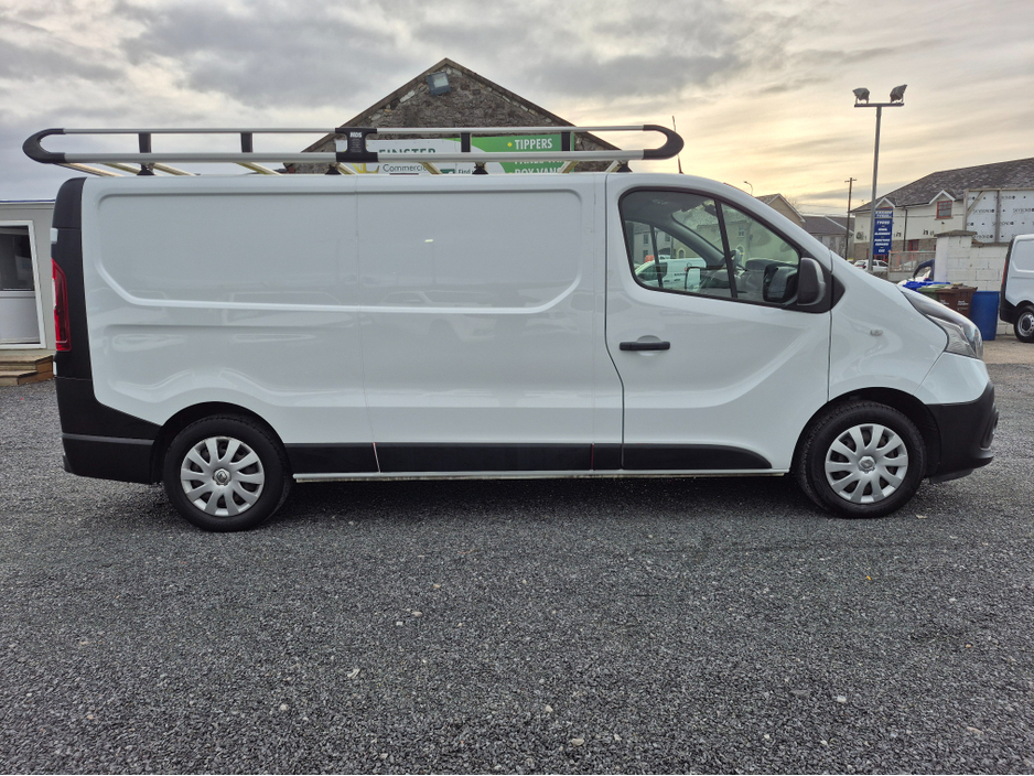2021 Renault Trafic - image 8
