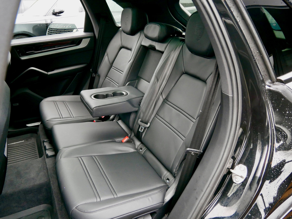 2025 Porsche Cayenne - image 16