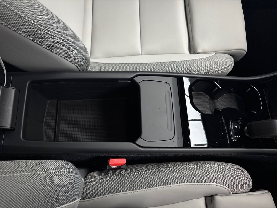 2026 Volvo EX40 - image 16
