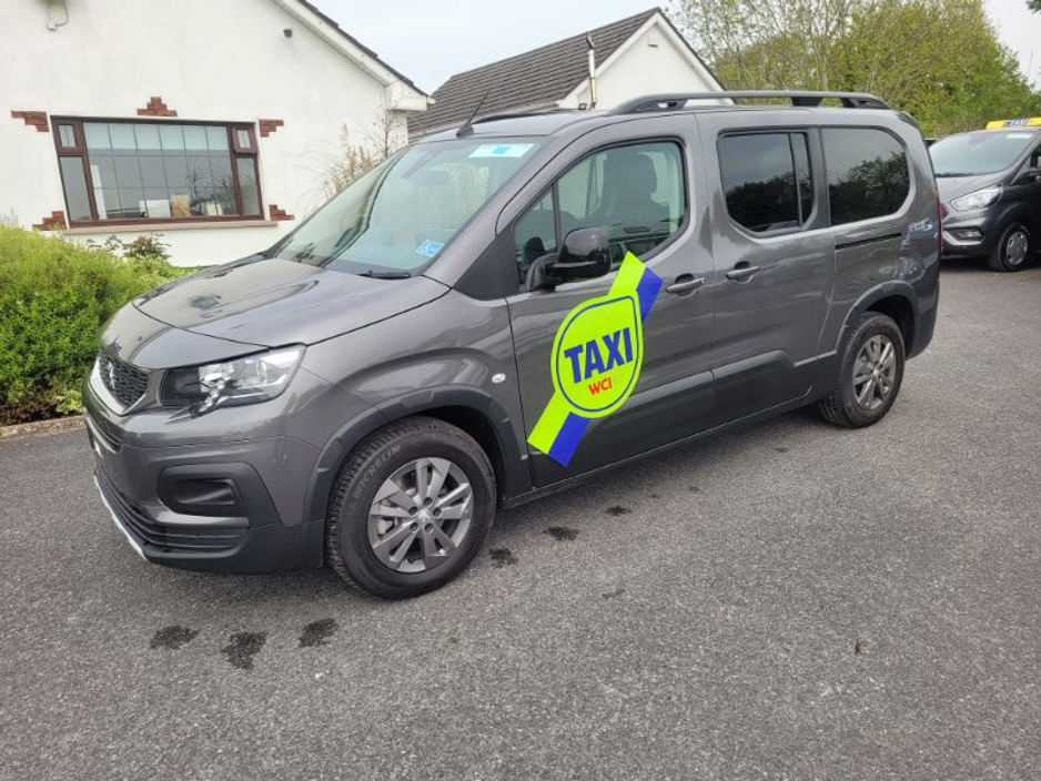 2023 Peugeot Rifter - image 3