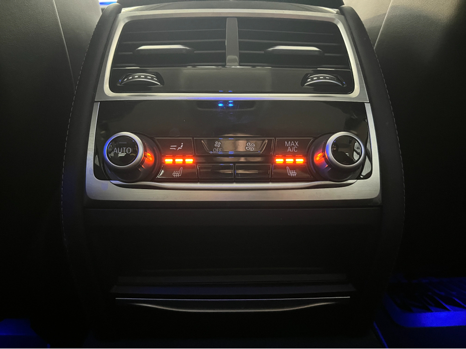 2016 BMW 7 Series - image 22