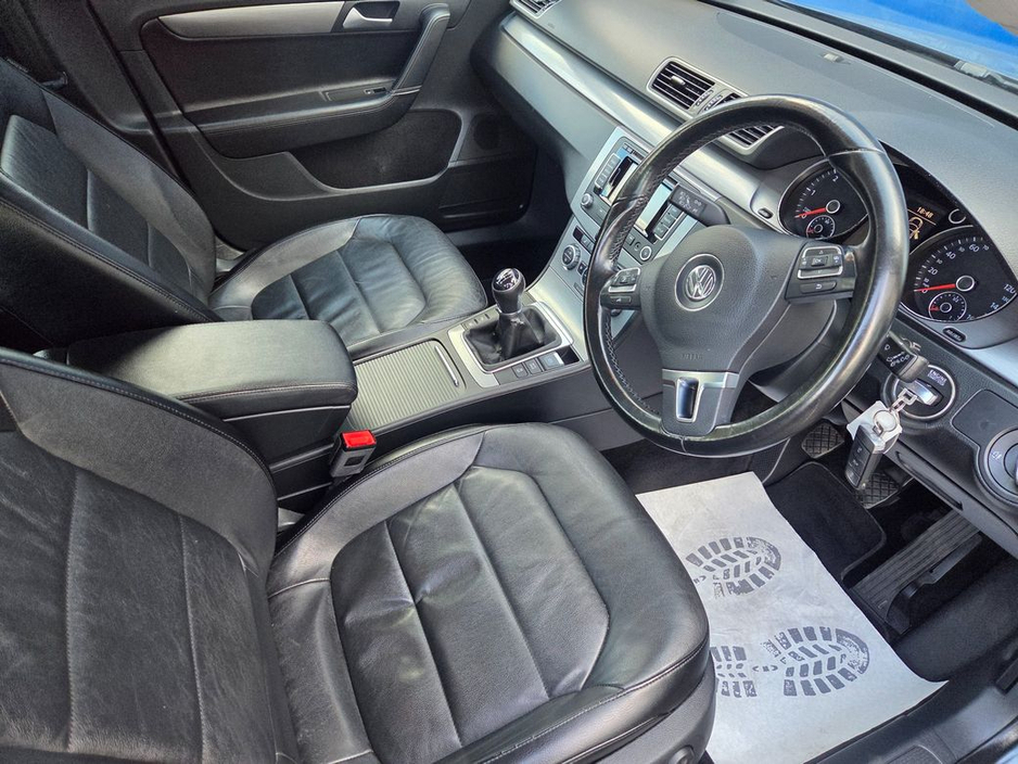 2014 Volkswagen Passat - image 10