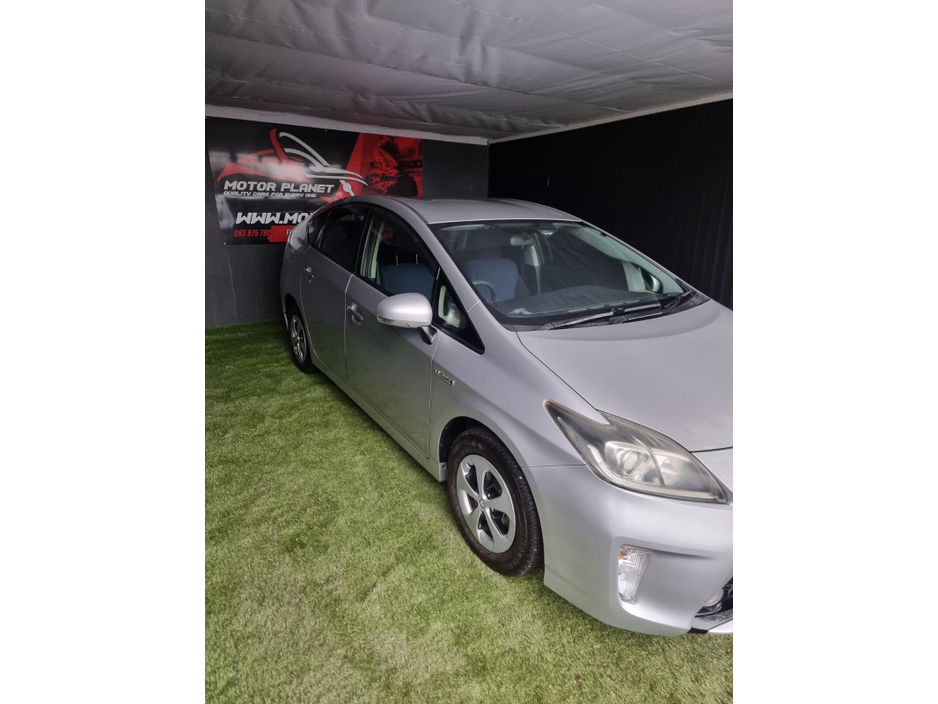 2014 Toyota Prius - image 2