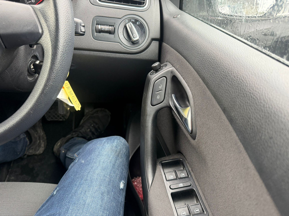 2012 Volkswagen Polo - image 10