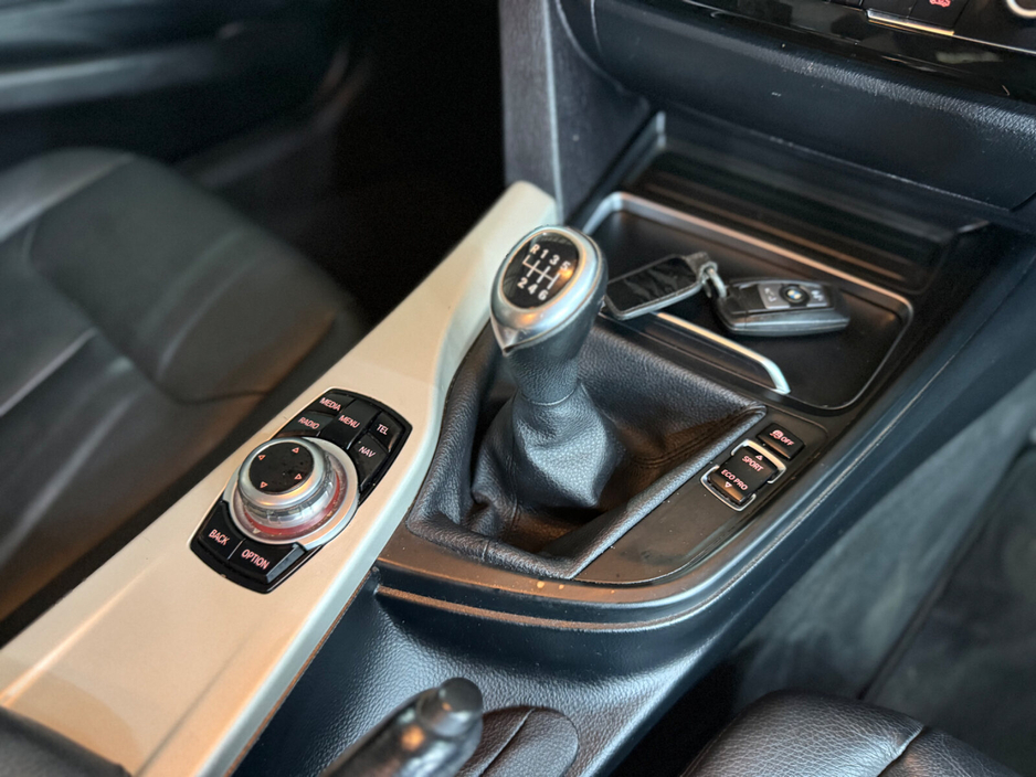 2016 BMW 3 Series - image 31