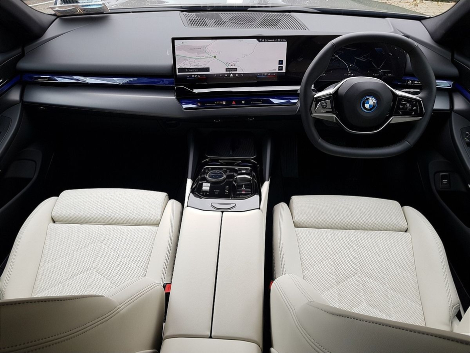 2025 BMW i5 - image 4