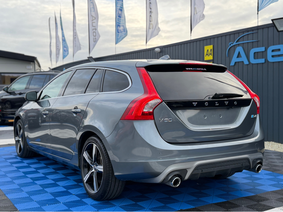 2017 Volvo V60 - image 5