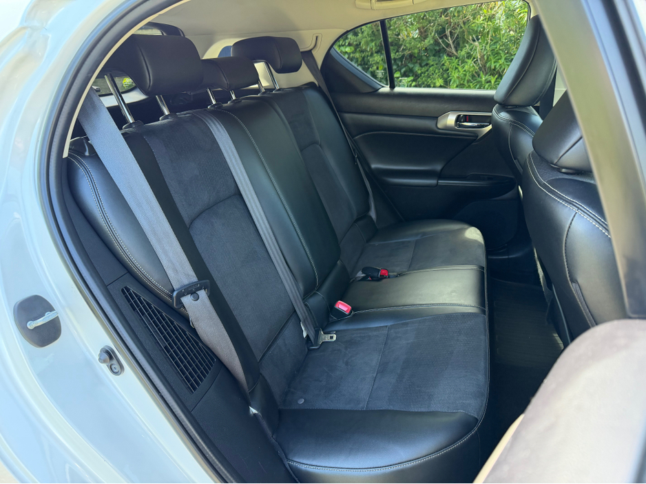 2016 Lexus CT 200 h - image 18