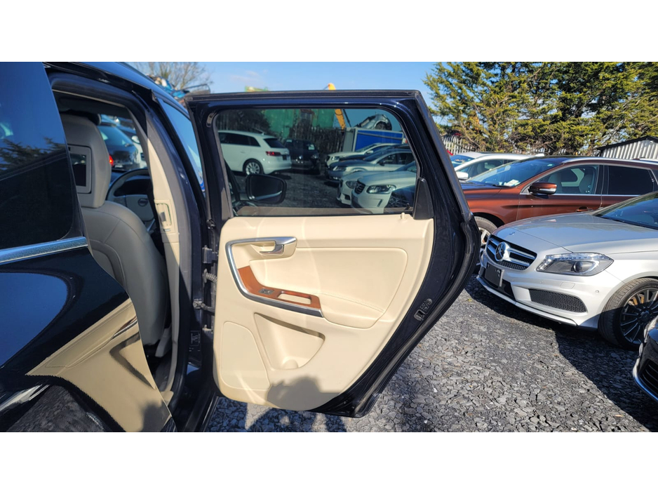 2016 Volvo XC60 - image 16