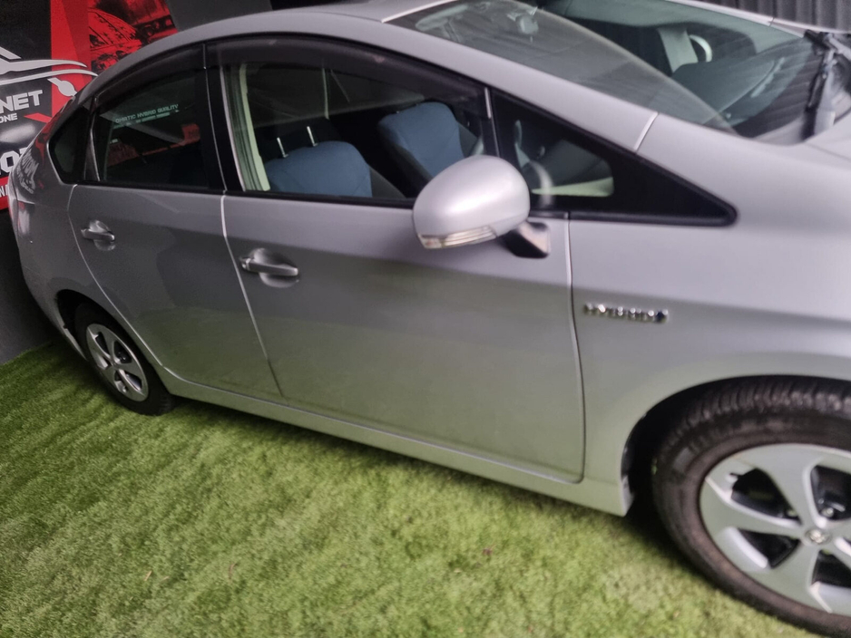 2014 Toyota Prius - image 5