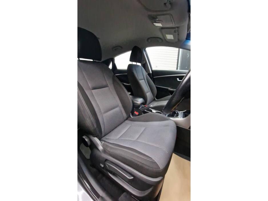 2016 Hyundai i30 - image 2