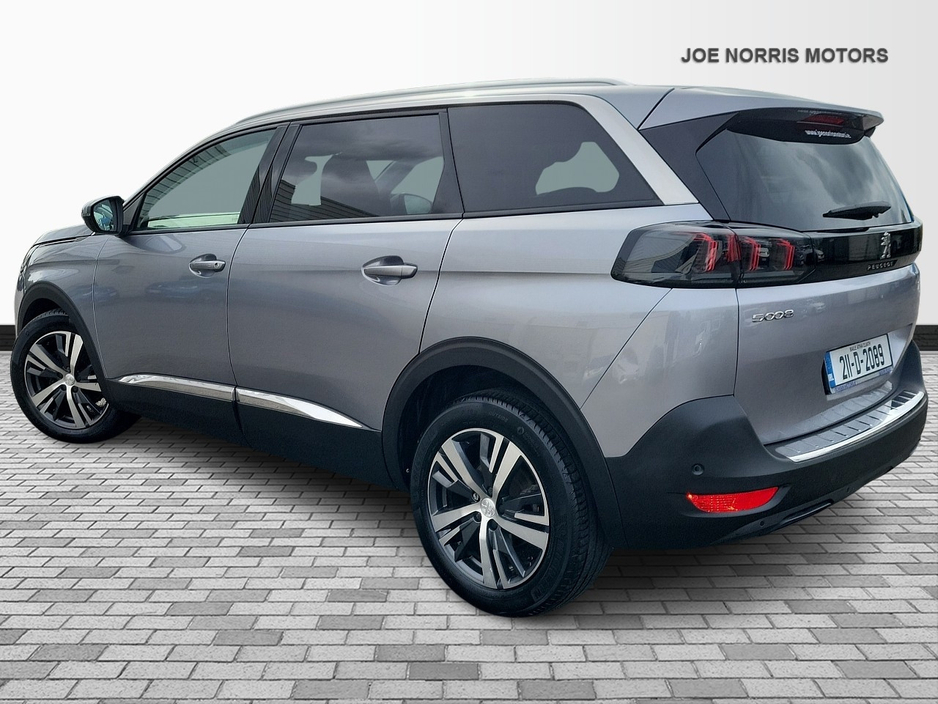 2021 Peugeot 5008 - image 3