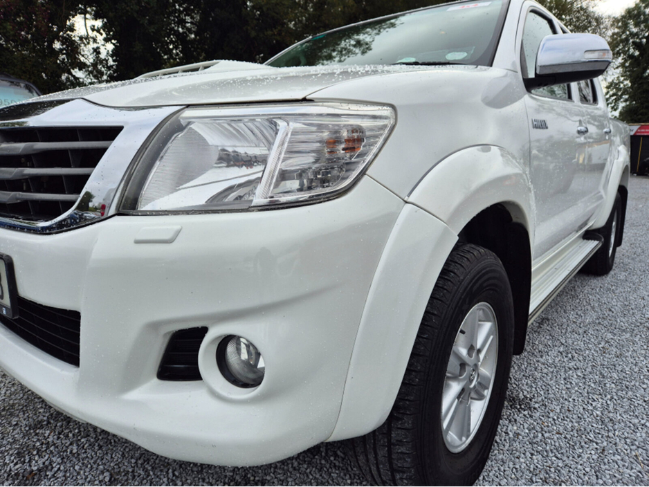 2014 Toyota Hilux - image 2