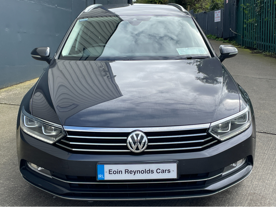 2019 Volkswagen Passat - image 3