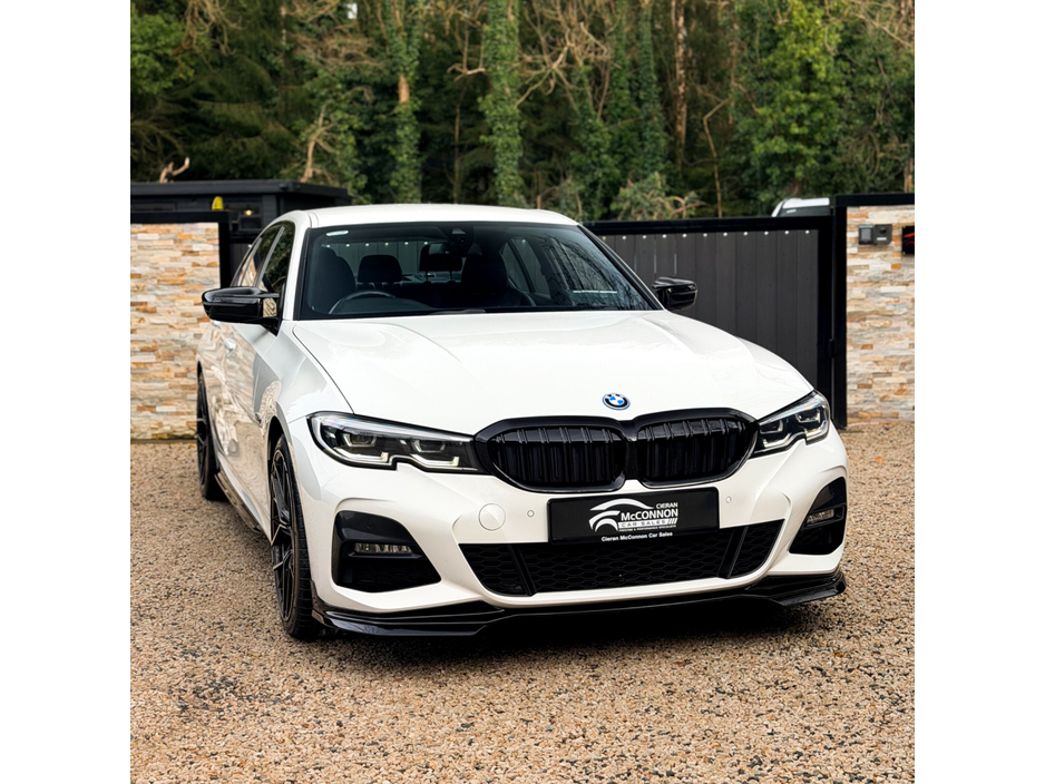 2021 BMW 3 Series - image 12