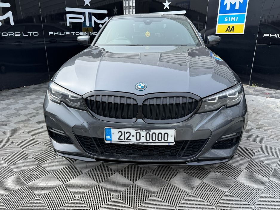 2021 BMW 3 Series - image 3