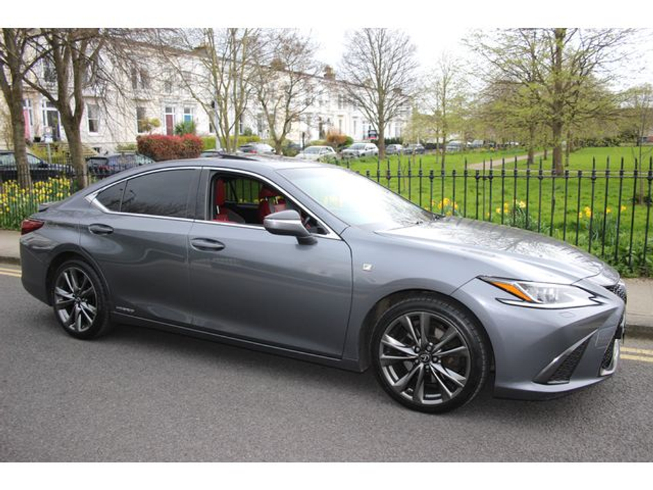 2019 Lexus ES 300 H - image 10