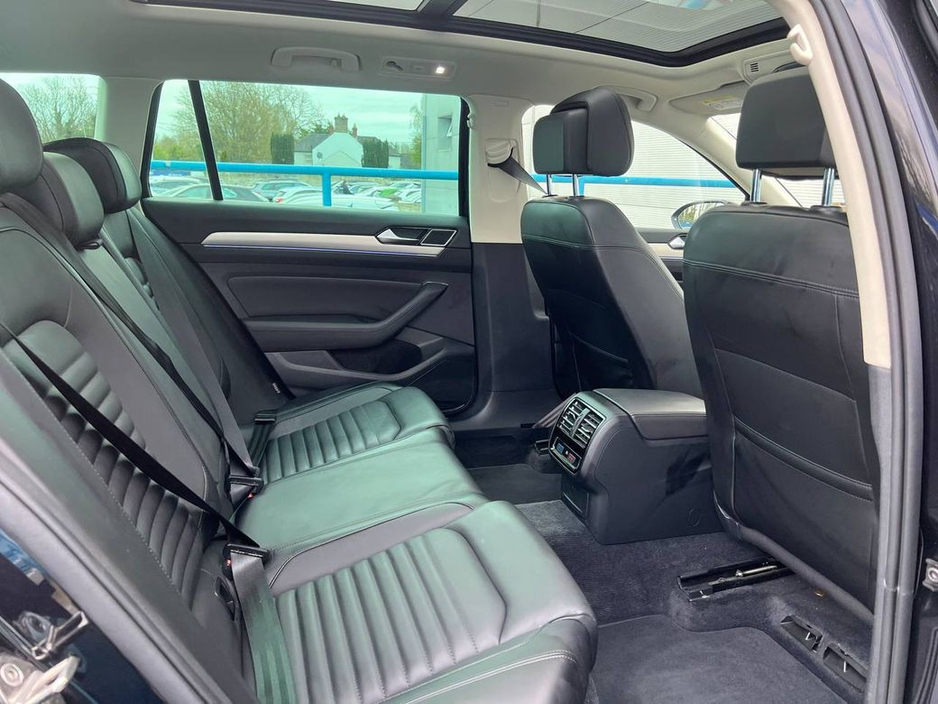 2016 Volkswagen Passat - image 9