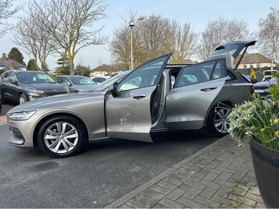 2018 Volvo V60 - image 7