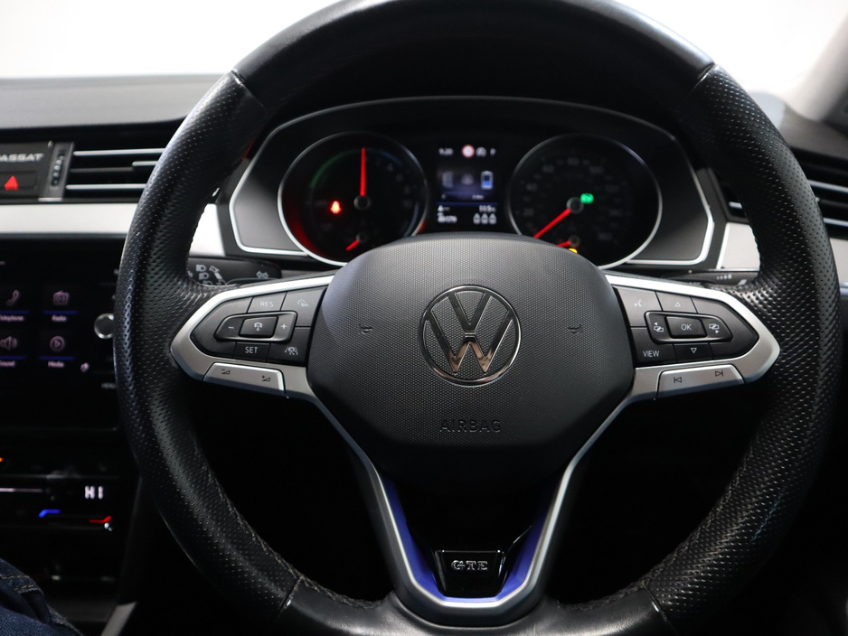 2021 Volkswagen Passat - image 11