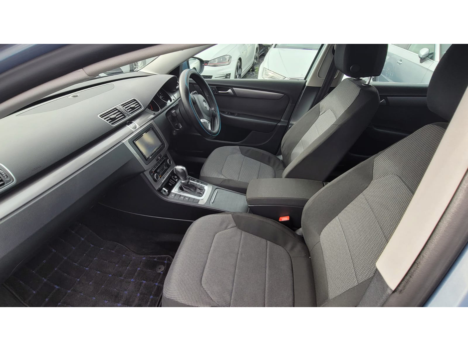 2011 Volkswagen Passat - image 12