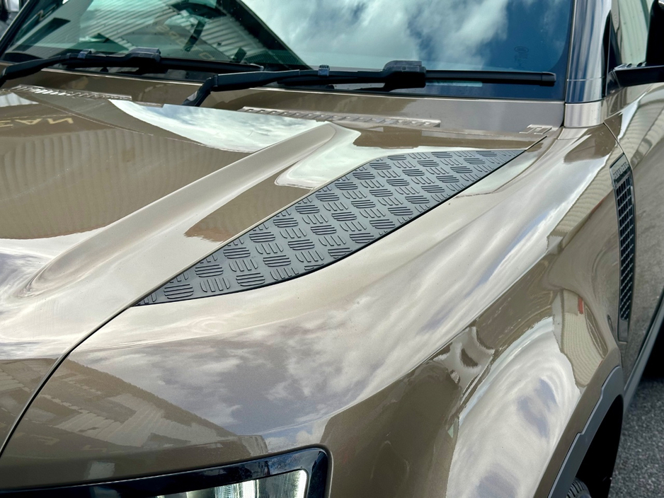 2023 Land Rover Defender - image 4