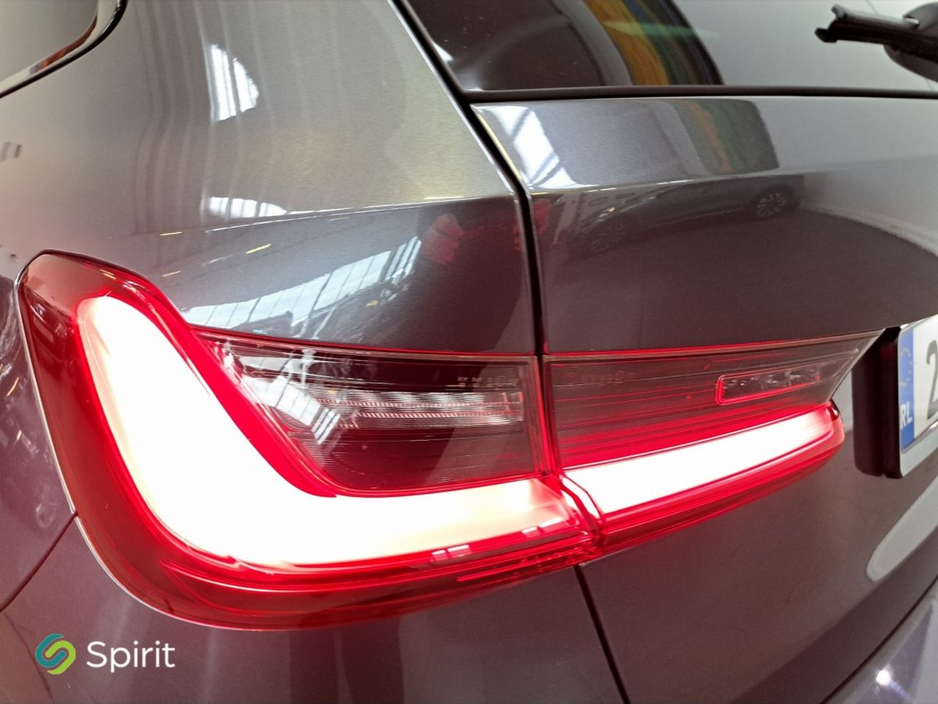 2022 BMW 3 Series - image 22