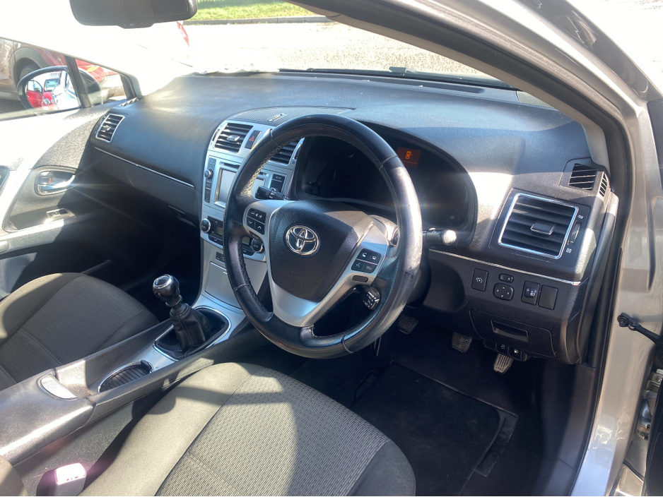 2012 Toyota Avensis - image 12