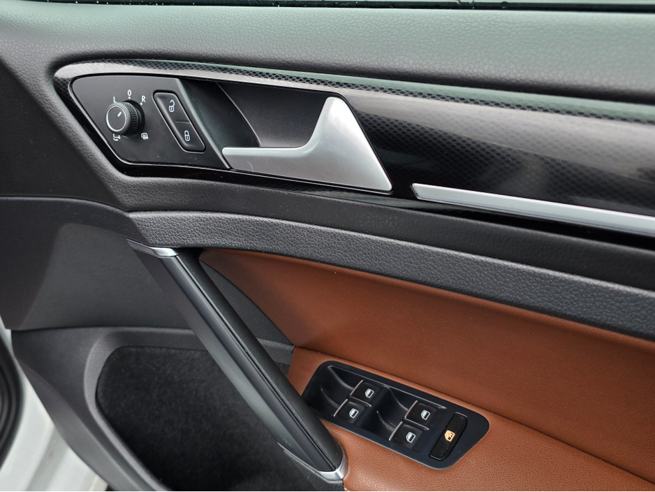 2015 Volkswagen Golf - image 12