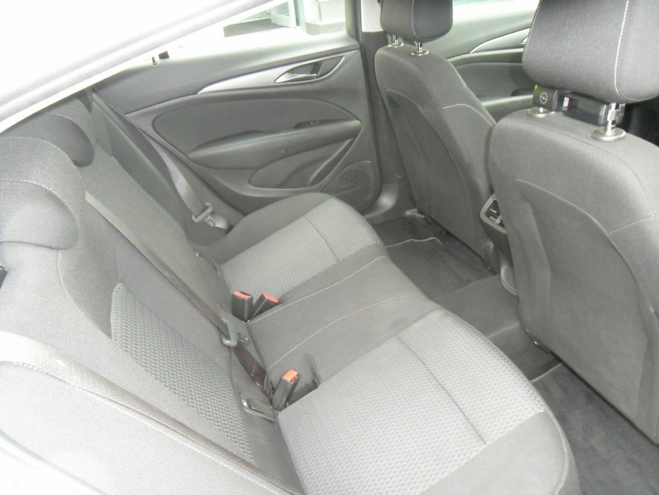 2022 Opel Insignia - image 5