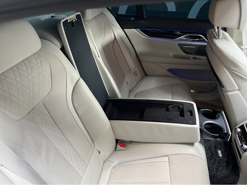 2016 BMW 7 Series - image 16