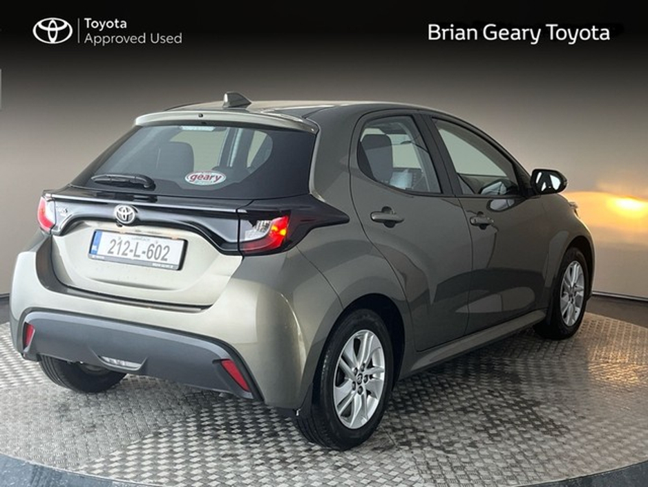 2021 Toyota Yaris - image 2