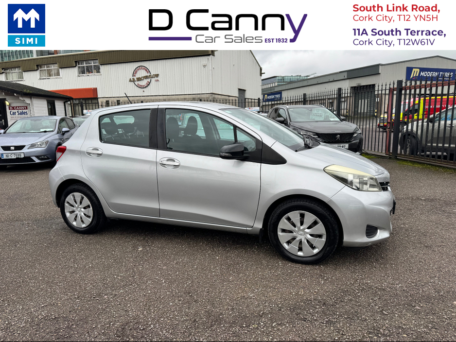 2012 Toyota Yaris - image 4